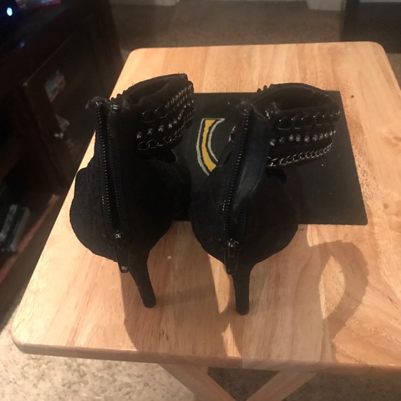 Black heels! - Picture 3 of 4